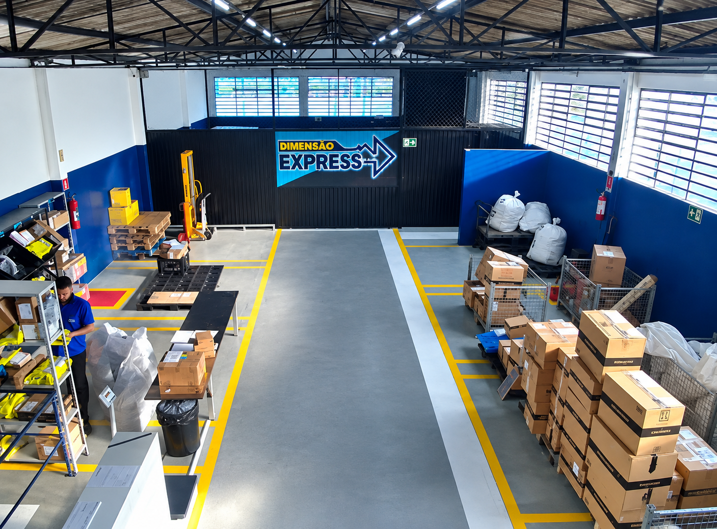Centro de distribuição da Dimensão Express com área organizada para triagem e expedição