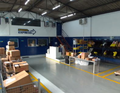Área de triagem do centro de distribuição da Dimensão Express